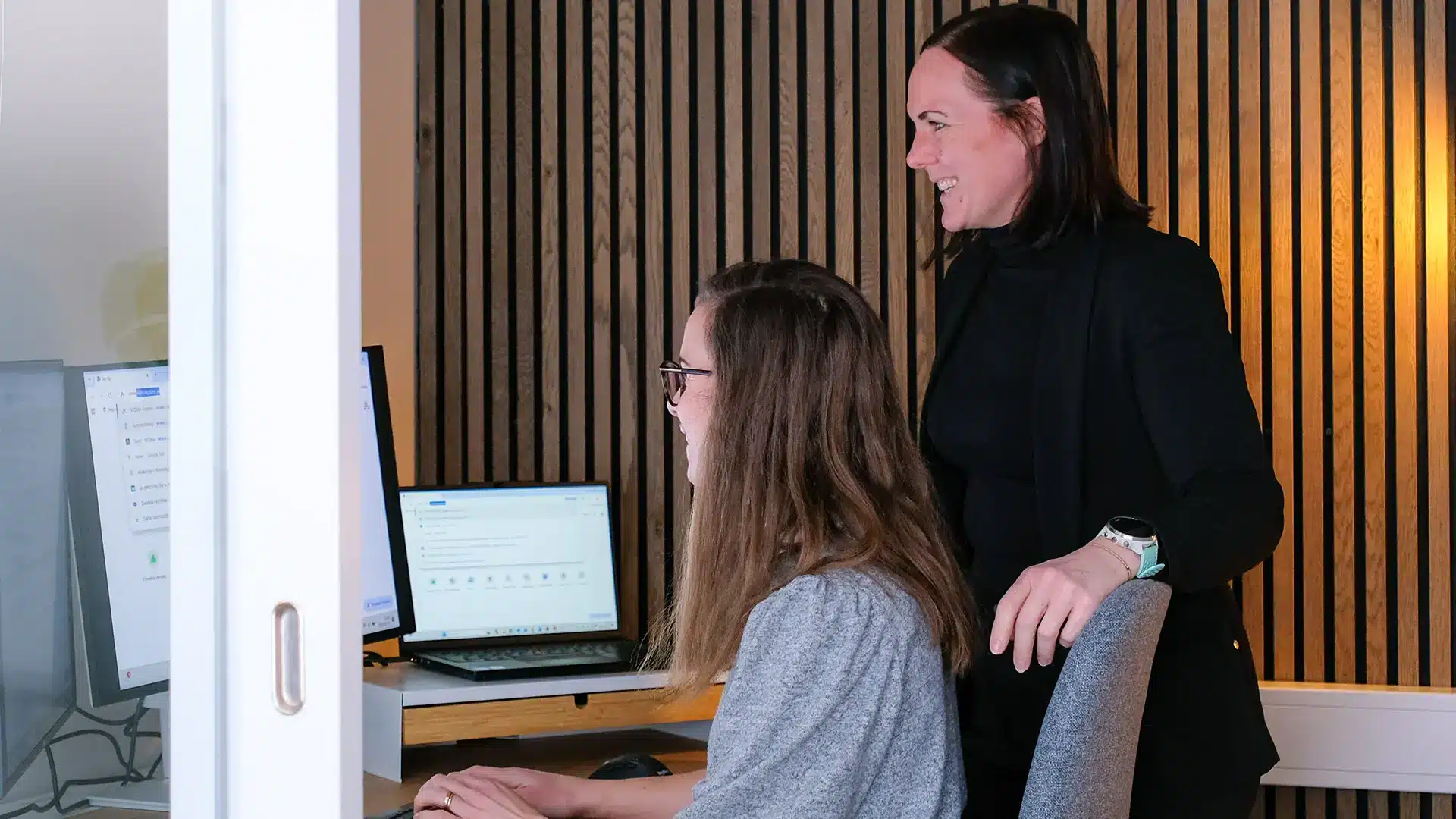 Medarbetare som jobbar med ledningssystem